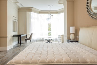 Un sommeil paisible grâce à la housse anti-punaises de lit